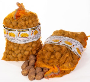 Ein stehende und ein ein liegender, offener Sack mit Heidekartoffeln