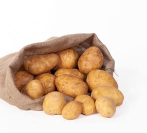 Gelbe Kartoffeln in offenem Jutebeutel