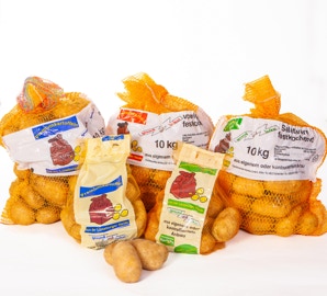 Mehrere Säcke mit gelben Premiumkartoffeln