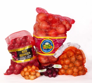 Verschiedene Säcke mit gelben und roten Zwiebeln, Zwiebelsortiment